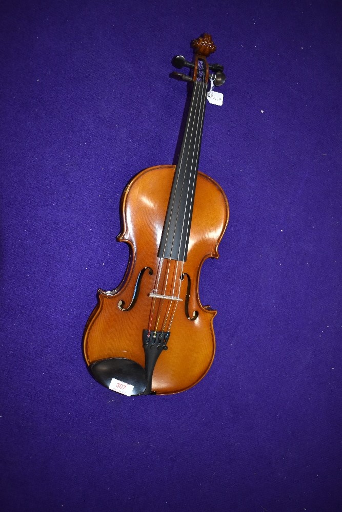 A traditional violin, labelled Primavirera