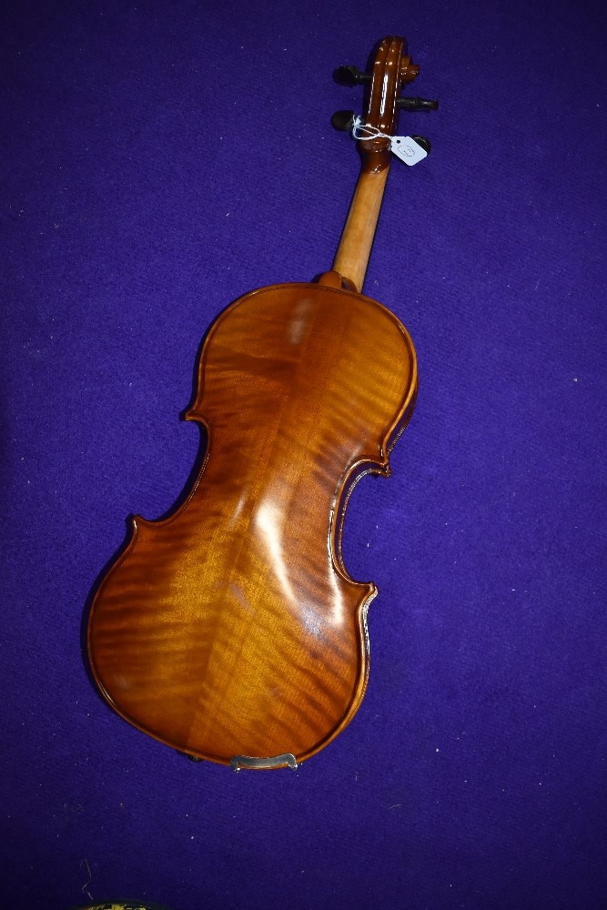 A traditional violin, labelled Primavirera - Image 2 of 4