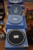 An extensive lot of Wedgewood plates in boxes, of royal mail and Christmas interest.