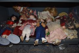 A lot containing a mixture of modern and retro doll,mixed styles and sizes.