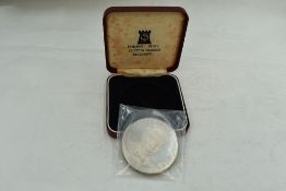 A 1975 Republique Du Senegal Silver 150 Francs coin, weight approx 80g, uncirculated in box