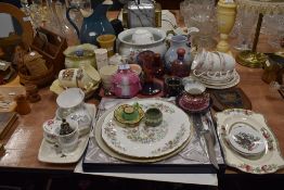 A mixed lot containing an Aynsley cake knife and plate, a small Wedgewood pot, Royal souvenir