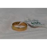 An 18ct gold wedding band, approx 2.4g & size O