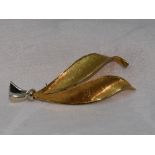 An 18ct gold leaf brooch having bright cut decoration, approx 6.5g