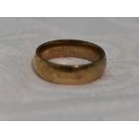 A 9ct gold wedding band, approx 6.3g & size O