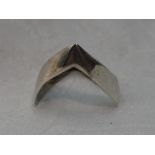 A white metal wishbone ring stamped 950, approx 2g & size O