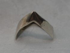 A white metal wishbone ring stamped 950, approx 2g & size O