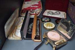 A mixed lot of vintage compacts including Stratton, costume jewellery and a manicure set. Also