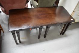 A vintage stag or similar mahogany coffee table with double nest under, approx 104 x 46cm