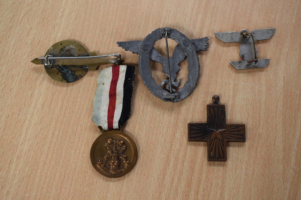A Collection of Militaria, an Italian WW1 War Merit Cross, a Italian/African Campaign Medal, an - Image 2 of 4