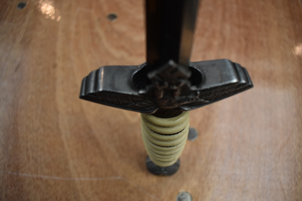 A German Luftwaffe Dagger c1937 with plastic and silver wire grip, pommel decorated with oak leaf - Image 6 of 7