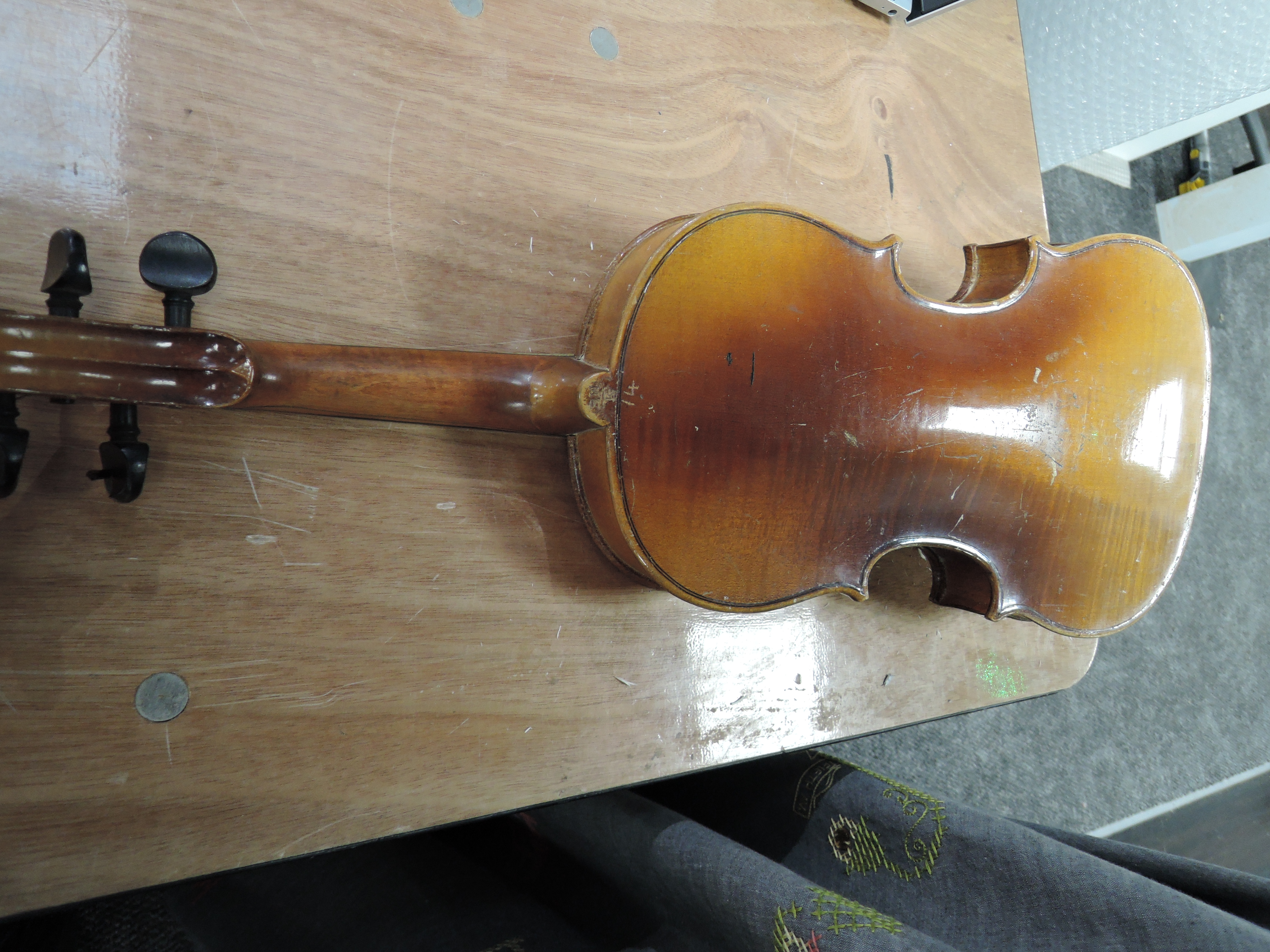 An early 20th century violin marked BW14 to back. - Image 4 of 7