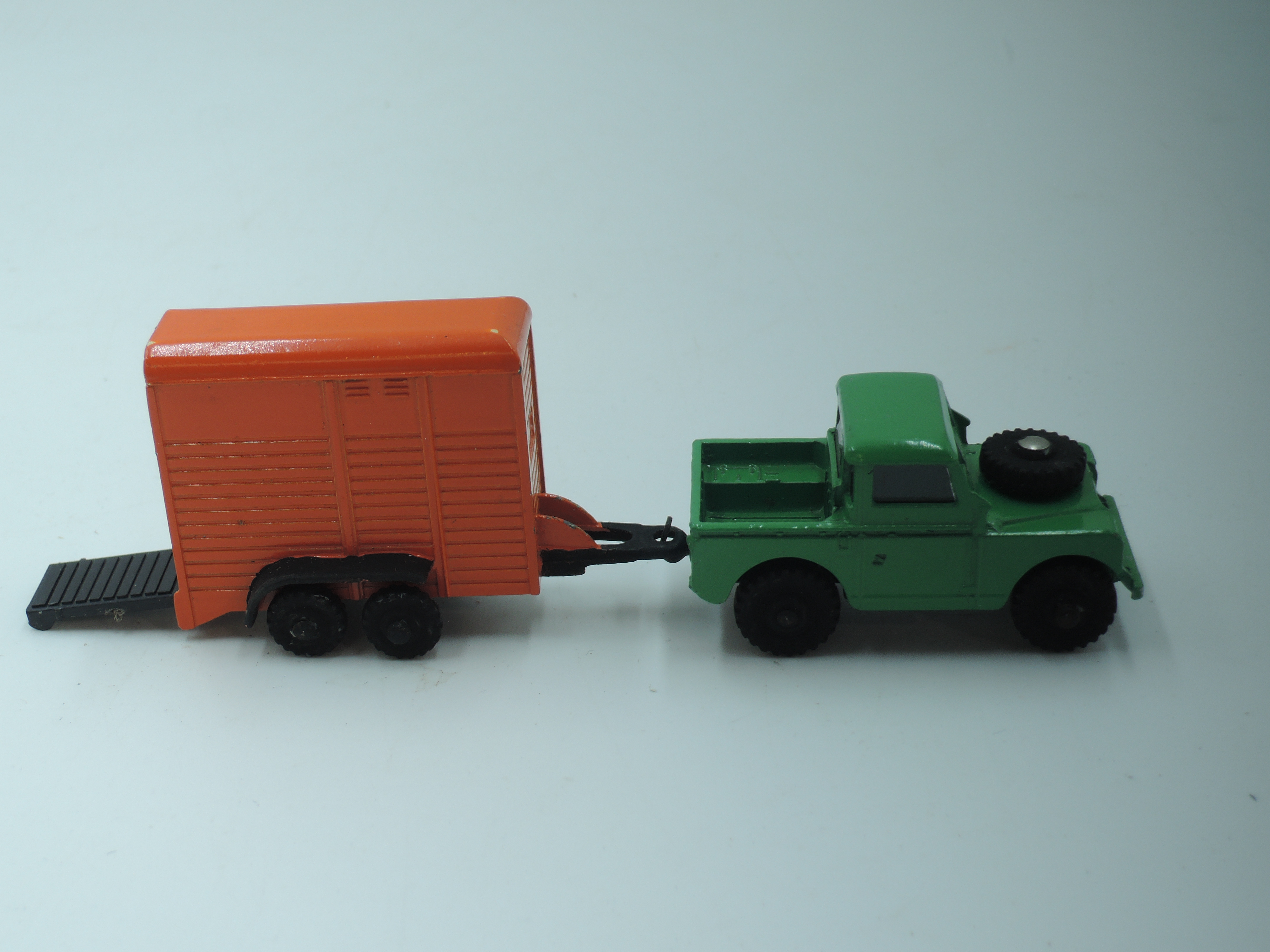 A Dublo Dinky diecast, Land Rover and Horse Trailer, with horse, Green Land Rover with Orange - Image 2 of 10