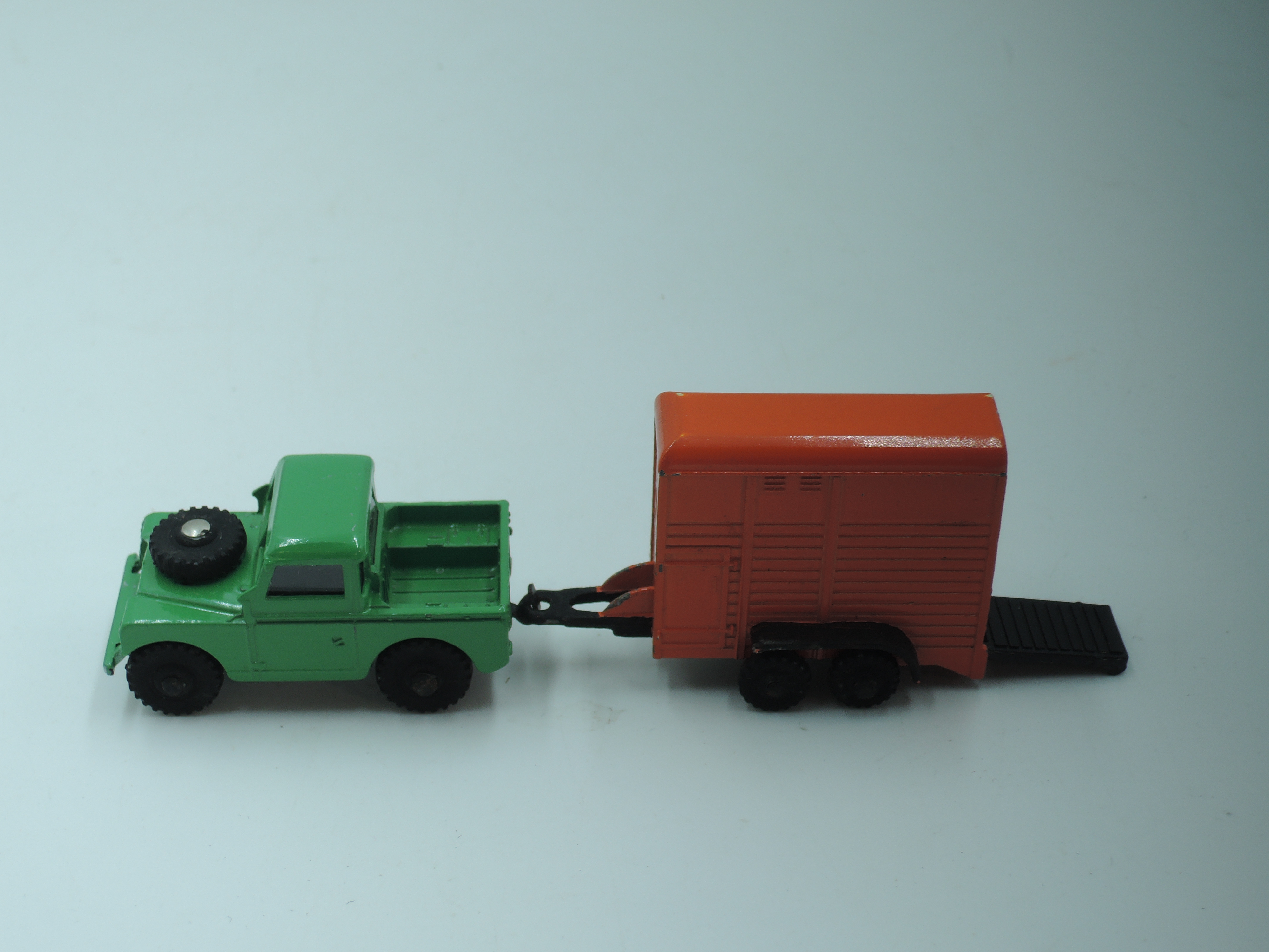 A Dublo Dinky diecast, Land Rover and Horse Trailer, with horse, Green Land Rover with Orange - Image 3 of 10