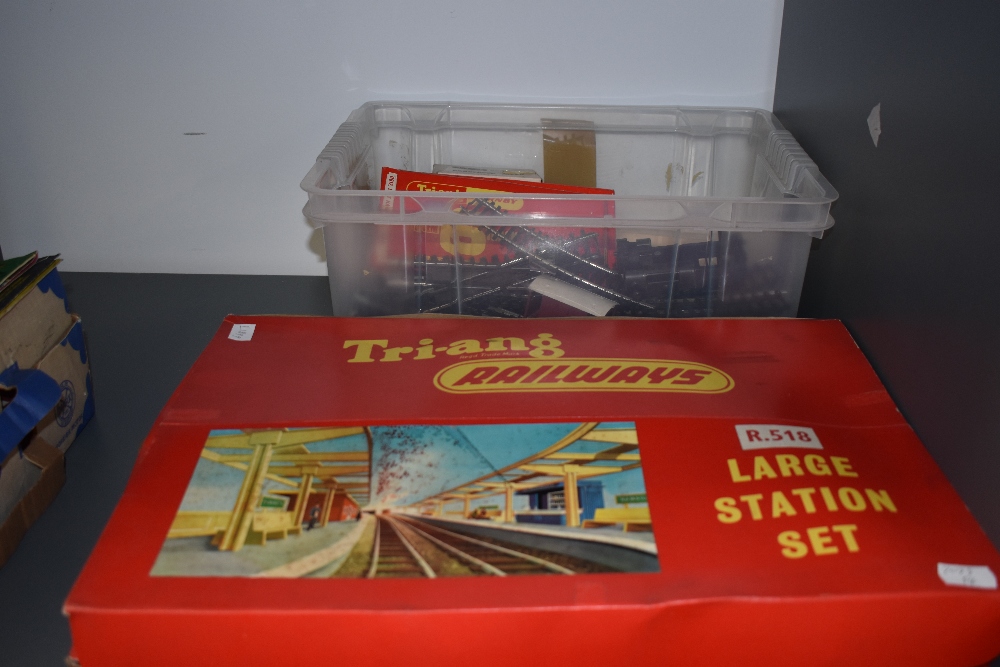 A Triang Hornby 00 gauge Large Station Set, boxed R518, track etc