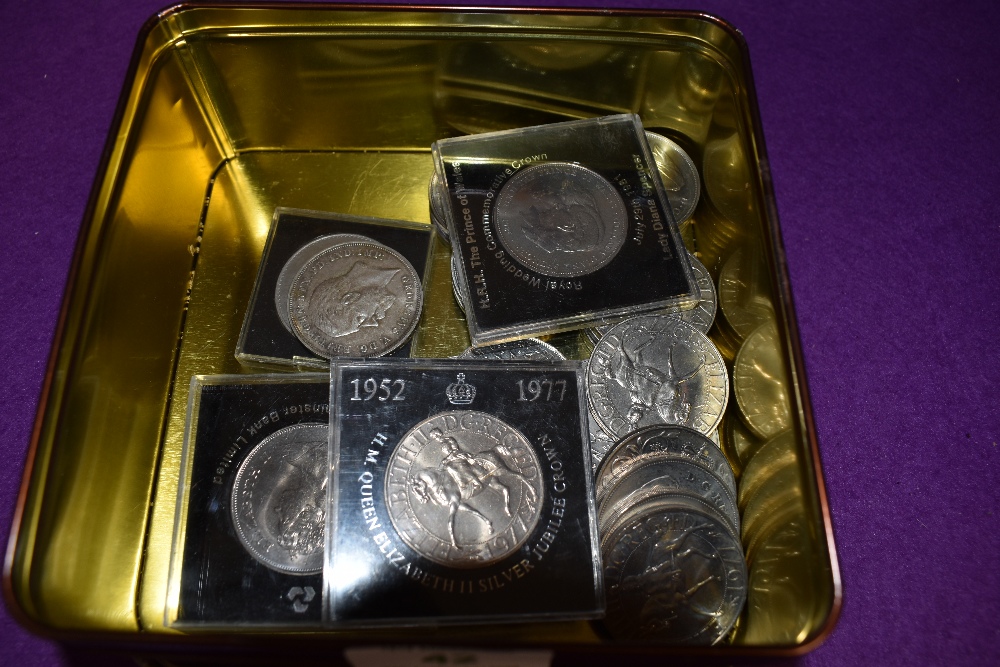 A selection of collectable coins and currency including commemorative crown