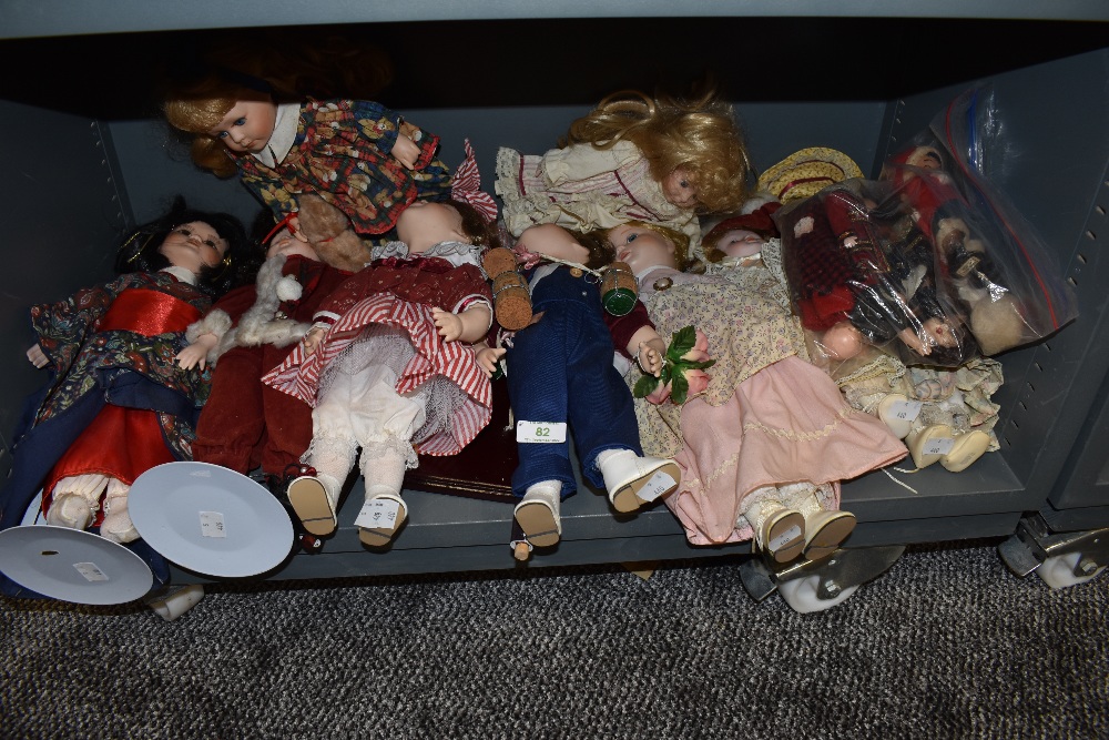 A lot containing a mixture of modern and retro doll,mixed styles and sizes.