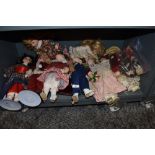 A lot containing a mixture of modern and retro doll,mixed styles and sizes.