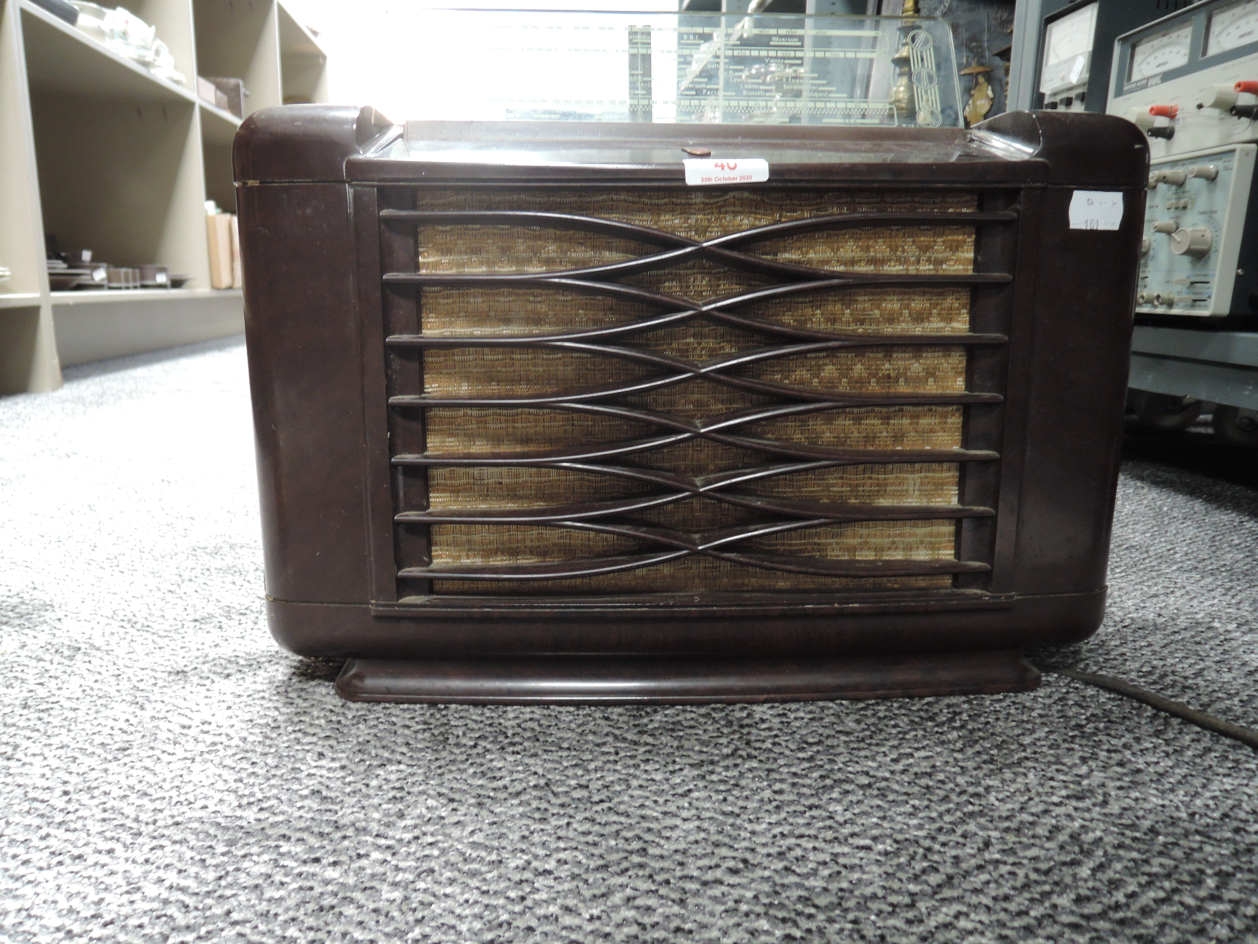 A vintage Phillips 46dA - 15 valve radio - Image 5 of 5