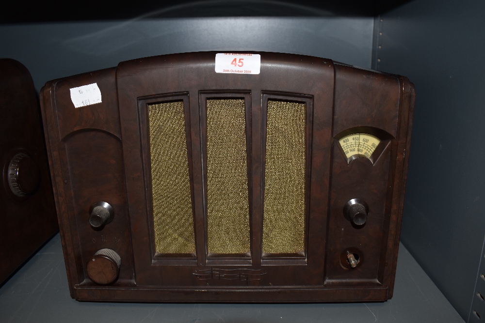 A 1930s early plastic Phillips 940A valve radio.