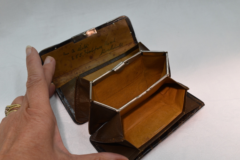A small Edwardian brown leather coin purse having silver fitments, London 1902 & Birmingham 1902 - Image 2 of 2