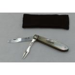 An Edwardian silver folding fruit knife and fork with split mechanism having silver blade/prongs and