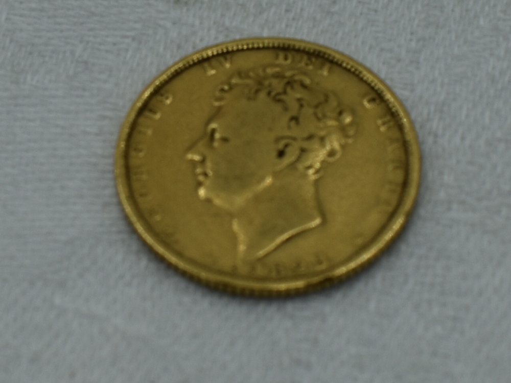 A Gold George IV 1825 Bare Head Sovereign with crown shield on reverse, in plastic case - Image 2 of 2