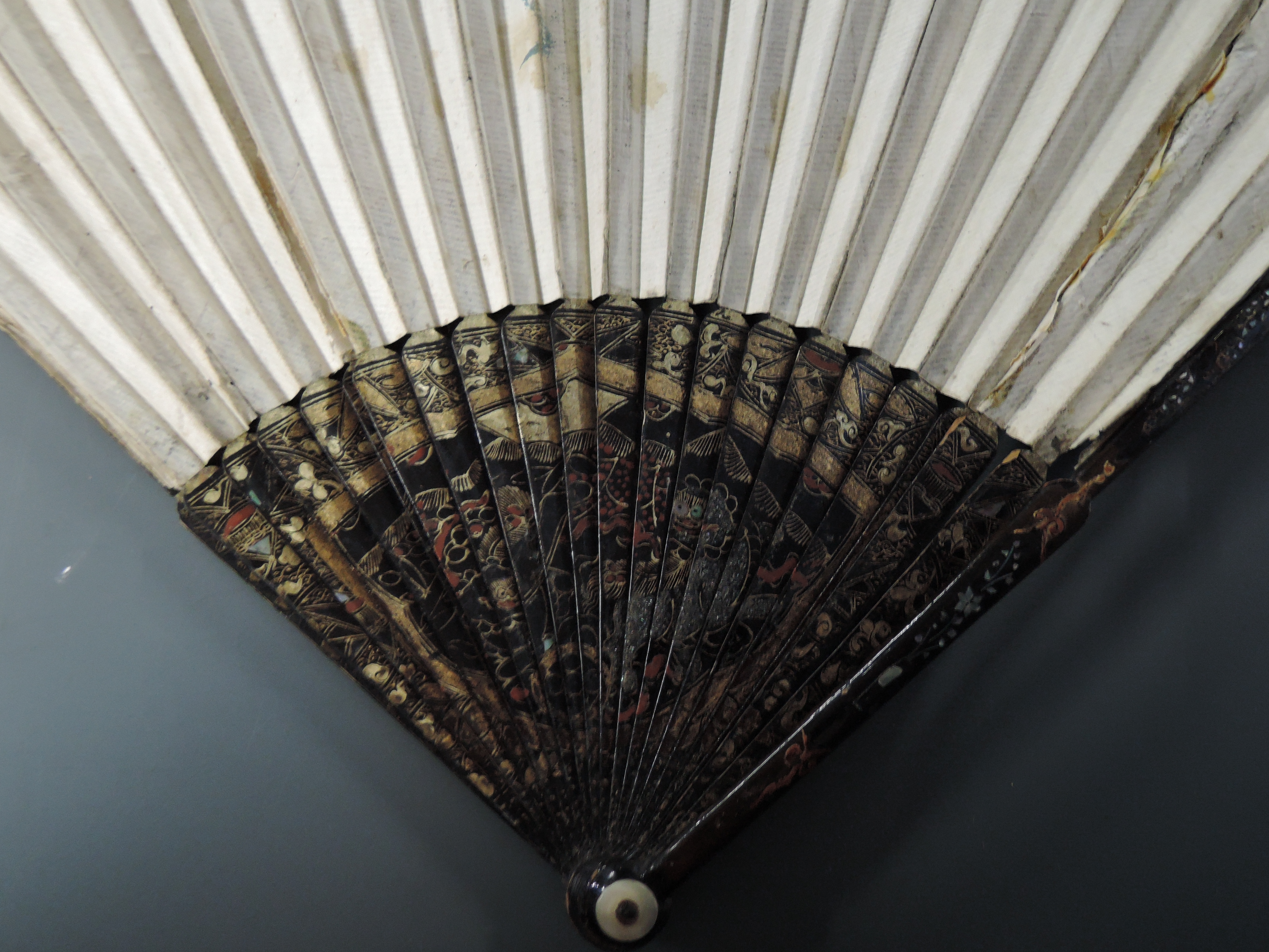 A hand painted paper fan, around early 18th century,depicting Chinese scene with mother of pearl - Image 4 of 5