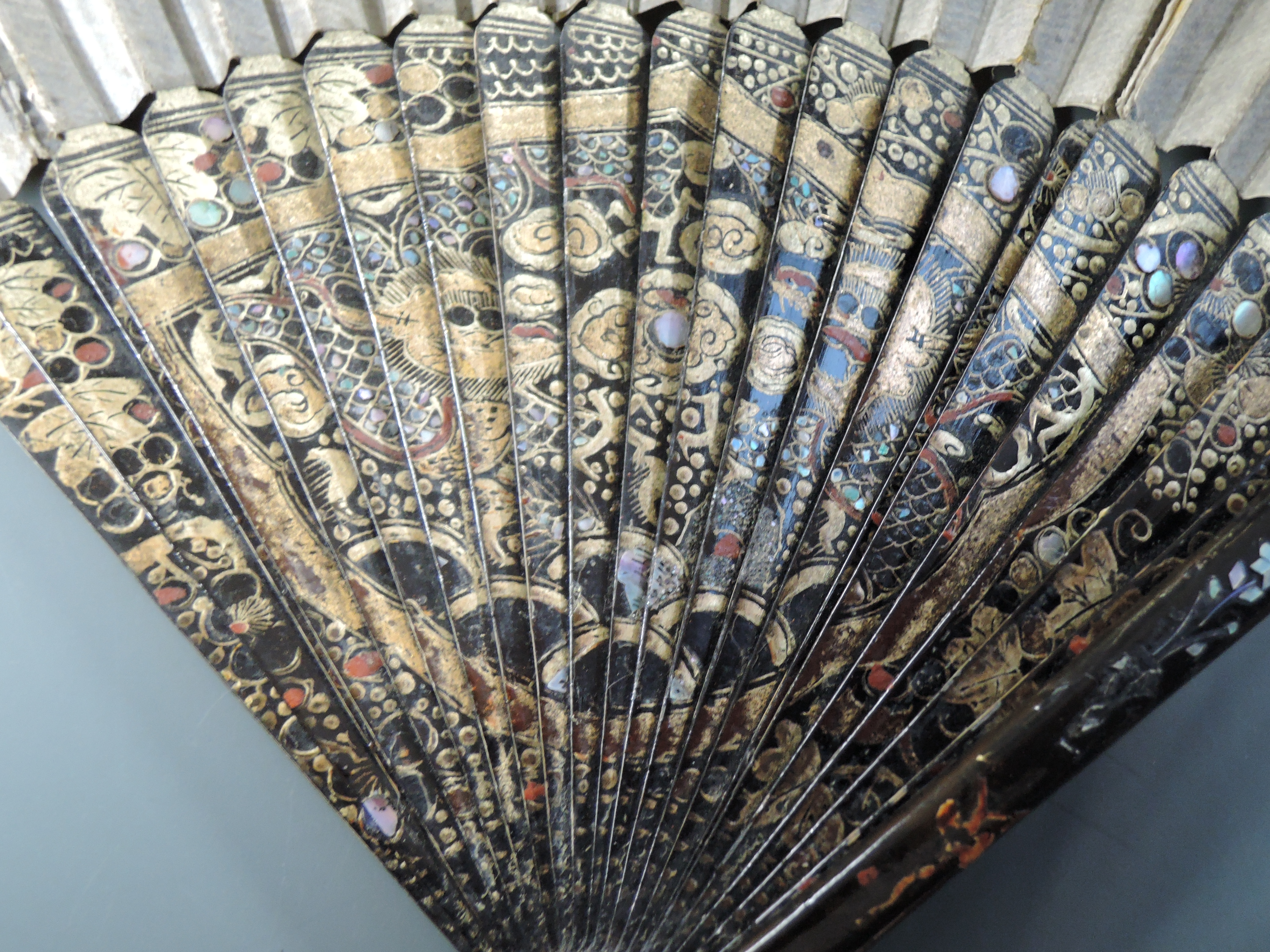 A hand painted paper fan, around early 18th century,depicting Chinese scene with mother of pearl - Image 2 of 5