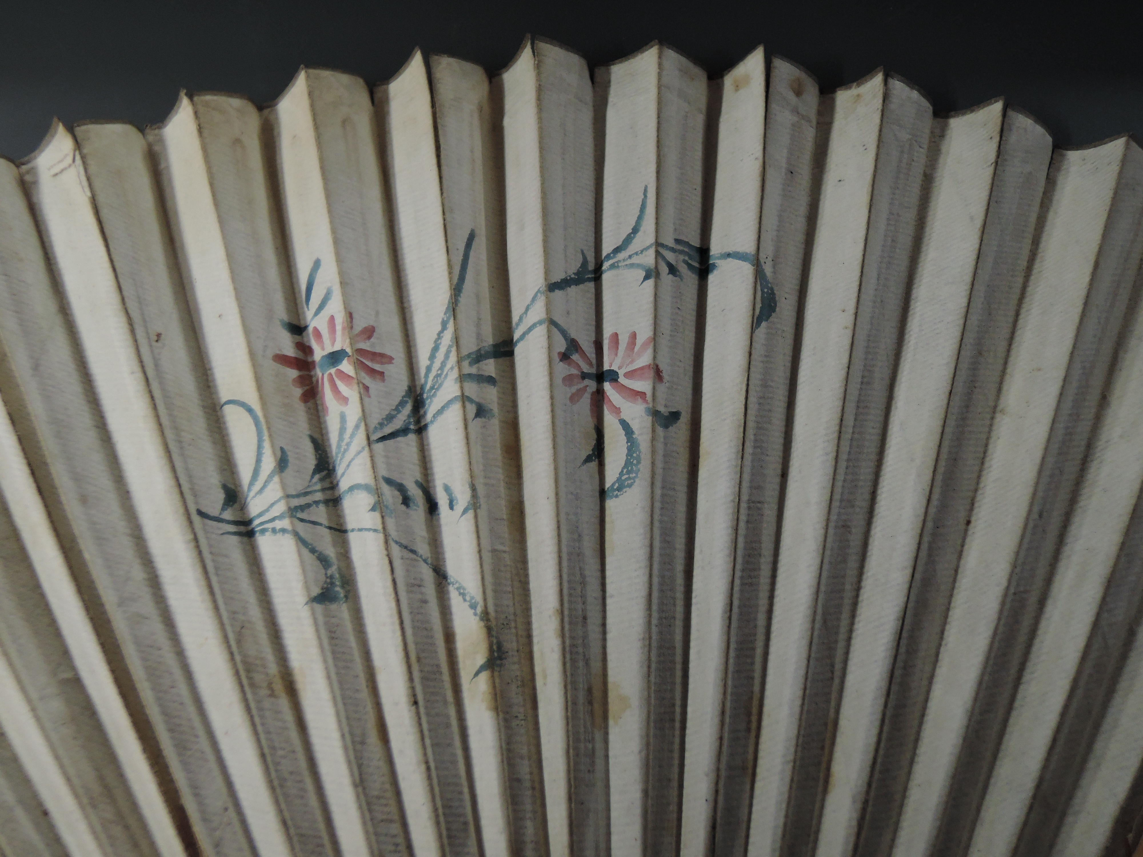 A hand painted paper fan, around early 18th century,depicting Chinese scene with mother of pearl - Image 5 of 5