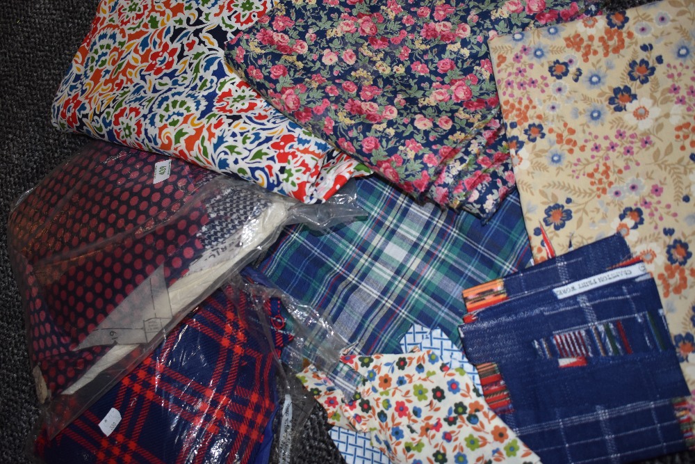 A mixed lot of fabric, modern and vintage with some good sized pieces amongst the lot.