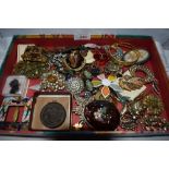 A tray of costume jewellery brooches etc including vintage, enamelled, diamante, ceramic etc