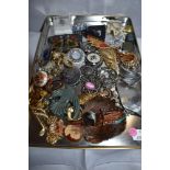 A tray of costume jewellery brooches including feather, enamelled, souvenir etc
