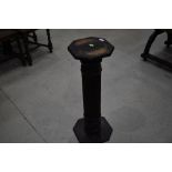 A traditional dark oak column pedestal/torchere stand, height approx. 76cm