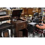 An early 20th Century mahogany cased Apollo model 92 gramophone