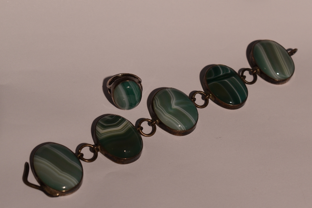 A green stripe agate bracelet having five oval panels in white metal mounts with chain links, no - Image 2 of 2