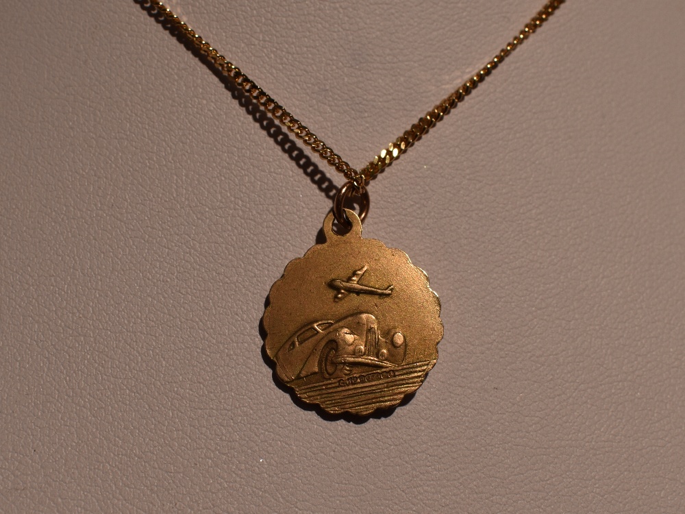 A 9ct gold double sided St Christopher pendant on a 9ct gold chain, approx 18' & 7.5g - Image 2 of 2