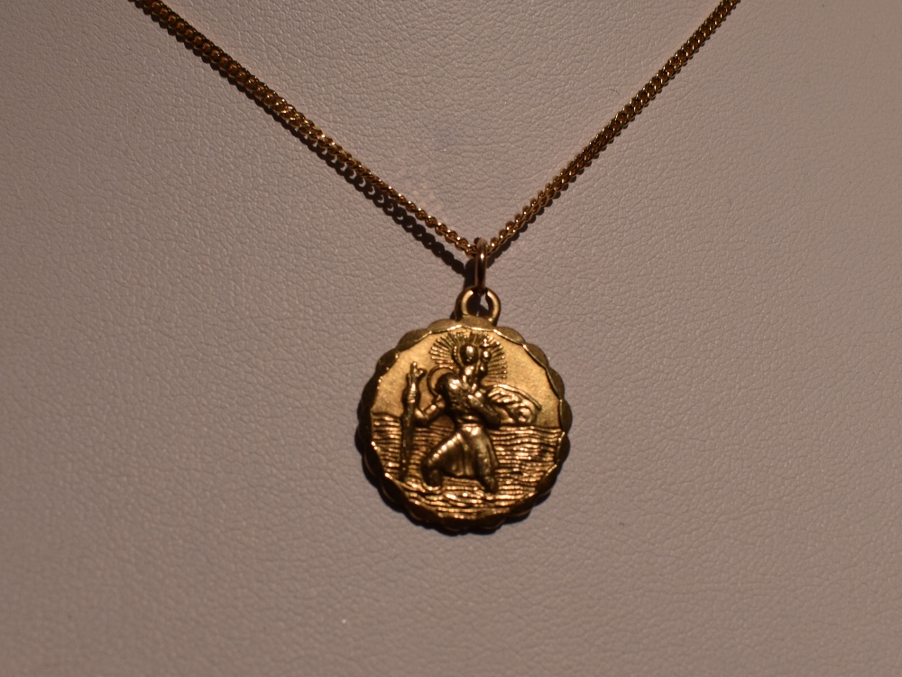 A 9ct gold double sided St Christopher pendant on a 9ct gold chain, approx 18' & 7.5g