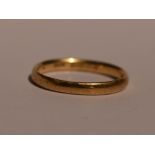 An 18ct gold wedding band, size R & 3.4g