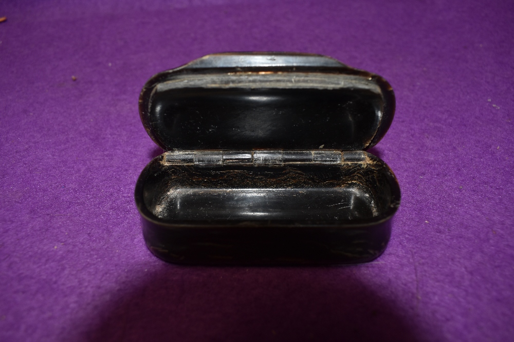 A 19th century Tortoiseshell and horn snuff box with pique inlaid crest. - Image 2 of 2