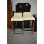 A modern granite breakfast bar and two modern stools