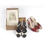 LOT OF 2 SHOES 50s A lot of 2 items 1) Mario Valentino light grey silk and leather open toe