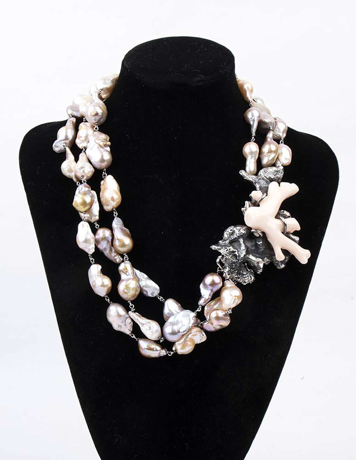 THREE STRAND GREY AND PINK BAROQUE PEARL NECKLACE WITH JEWEL CLASP 3 strands of grey and pink