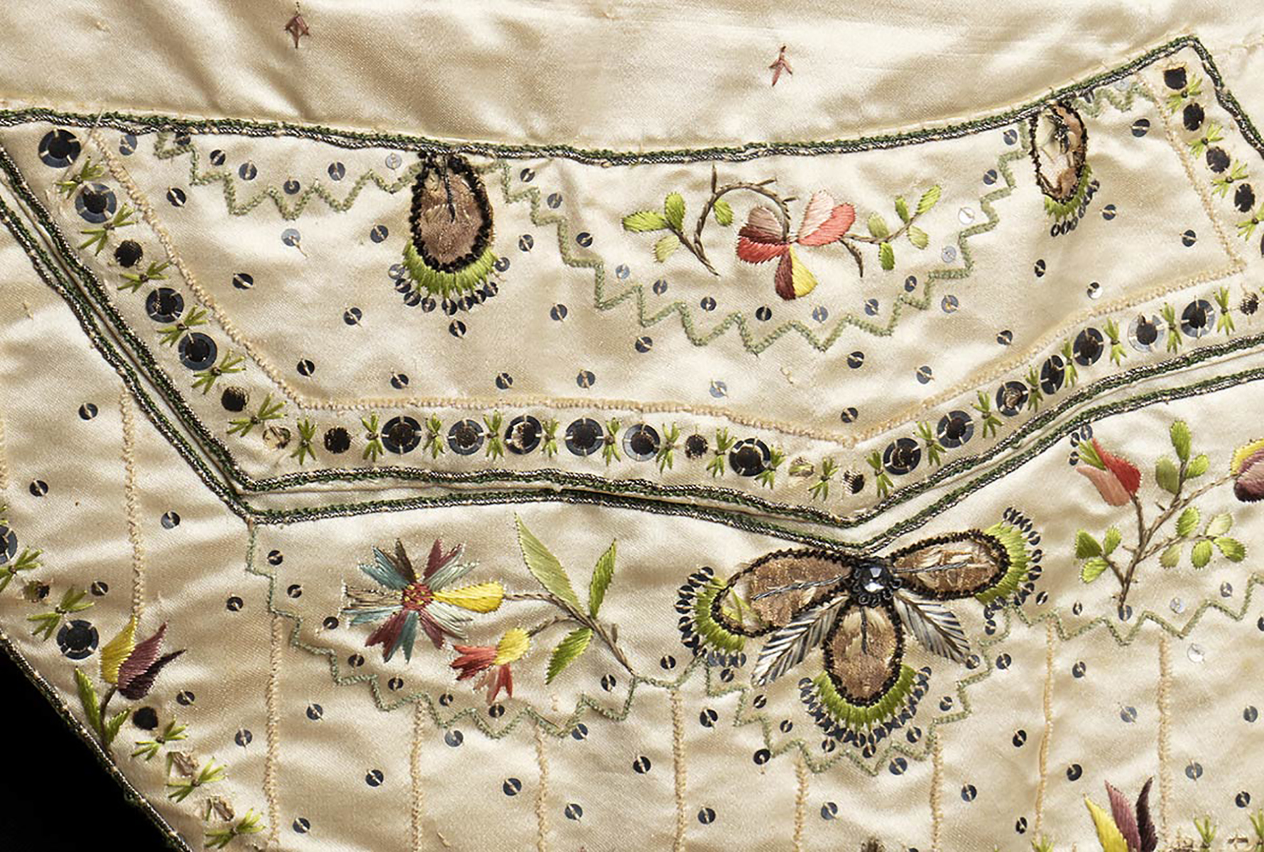 SILK AND LINEN VEST Late 18th Century Embroidered ivory silk and linen vest. Bust 100 cm General - Image 4 of 4