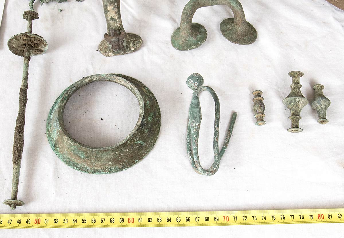 LARGE GROUP OF BRONZE OBJECTS From Etruscan to Roman Period - Image 5 of 9