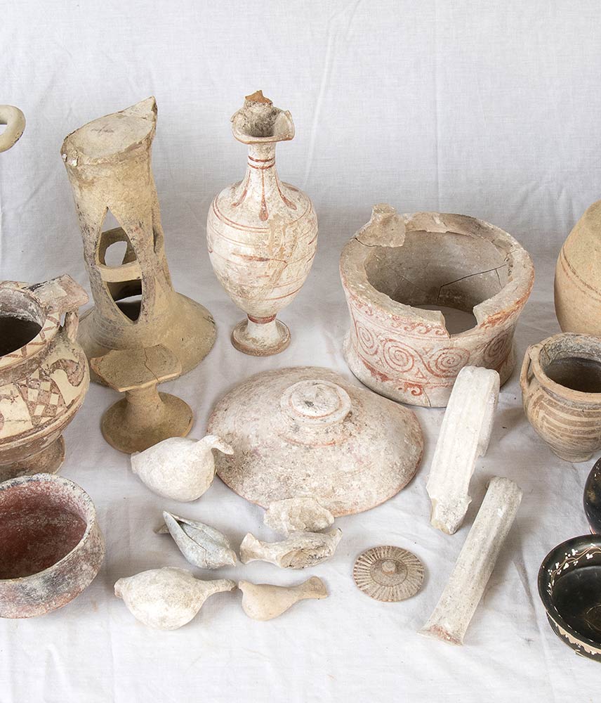 GROUP OF CANOSINE AND APULIAN VESSELS AND FRAGMENTS 4th - 3rd century BC - Image 3 of 8