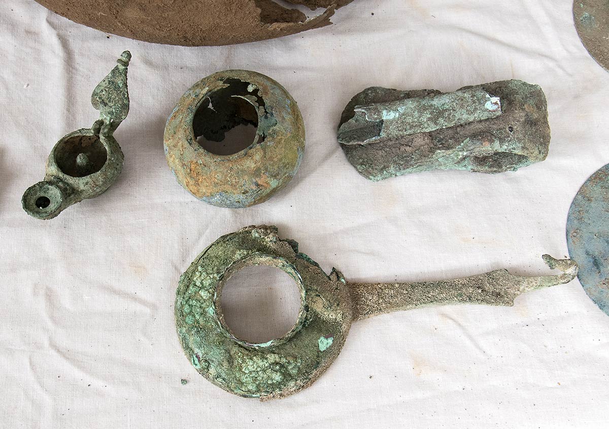 LARGE GROUP OF BRONZE OBJECTS From Etruscan to Roman Period - Image 6 of 9