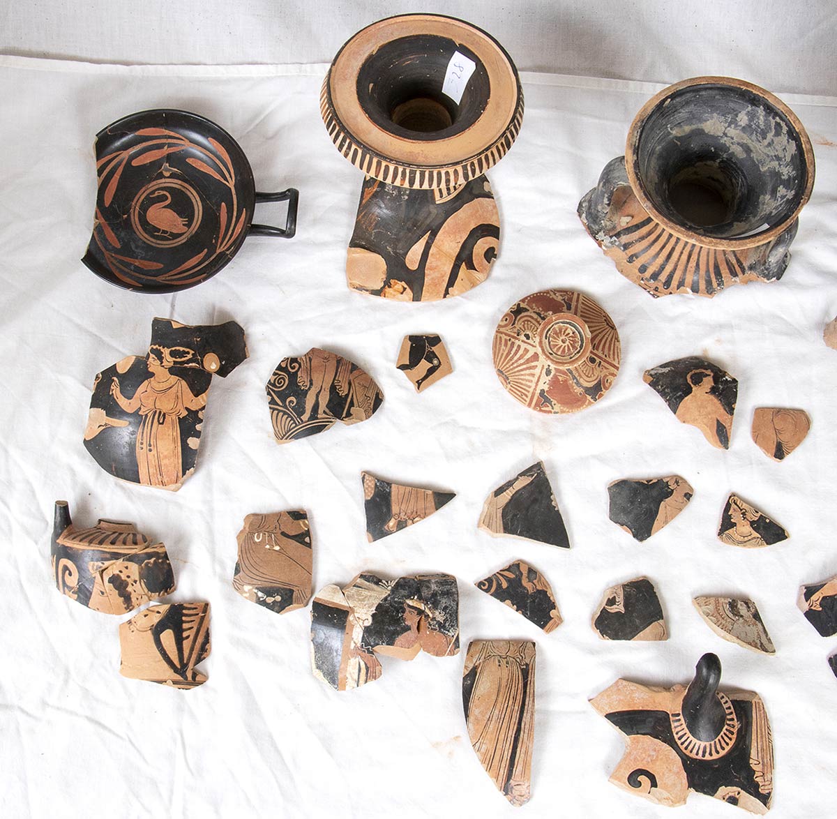 GROUP OF APULIAN AND CAMPANIAN VESSELS AND FRAGMENTS 5th - 4th century BC - Image 2 of 5