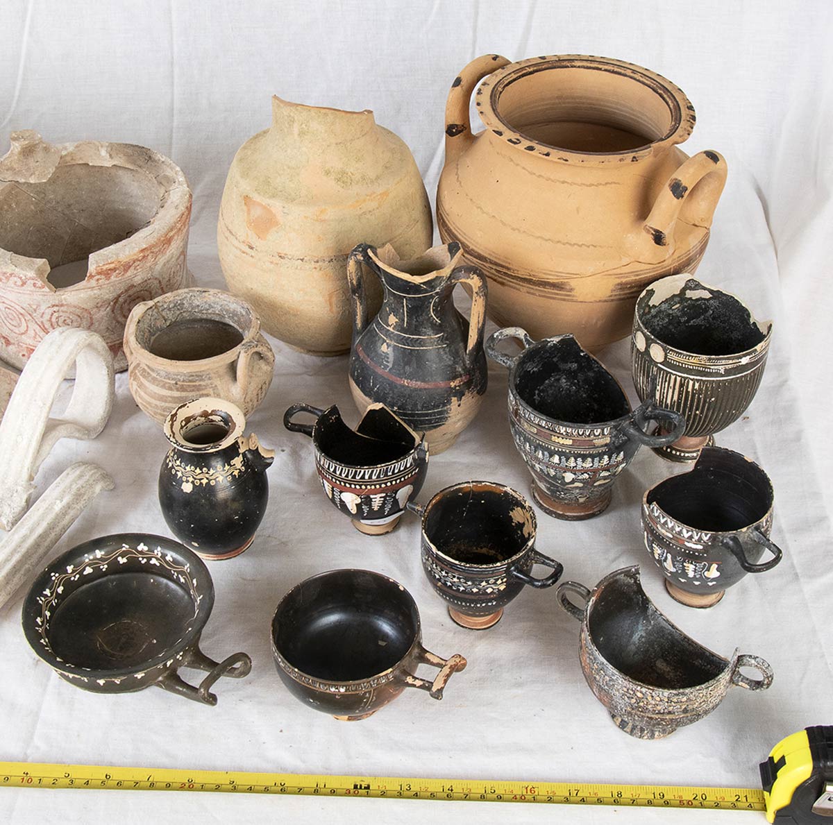 GROUP OF CANOSINE AND APULIAN VESSELS AND FRAGMENTS 4th - 3rd century BC - Image 4 of 8