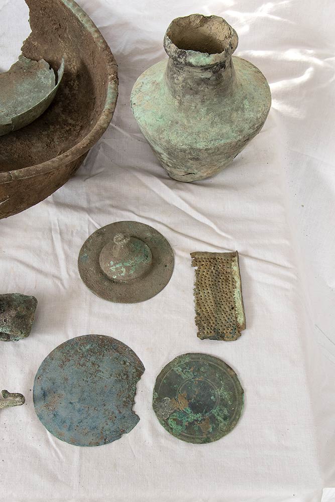 LARGE GROUP OF BRONZE OBJECTS From Etruscan to Roman Period - Image 7 of 9